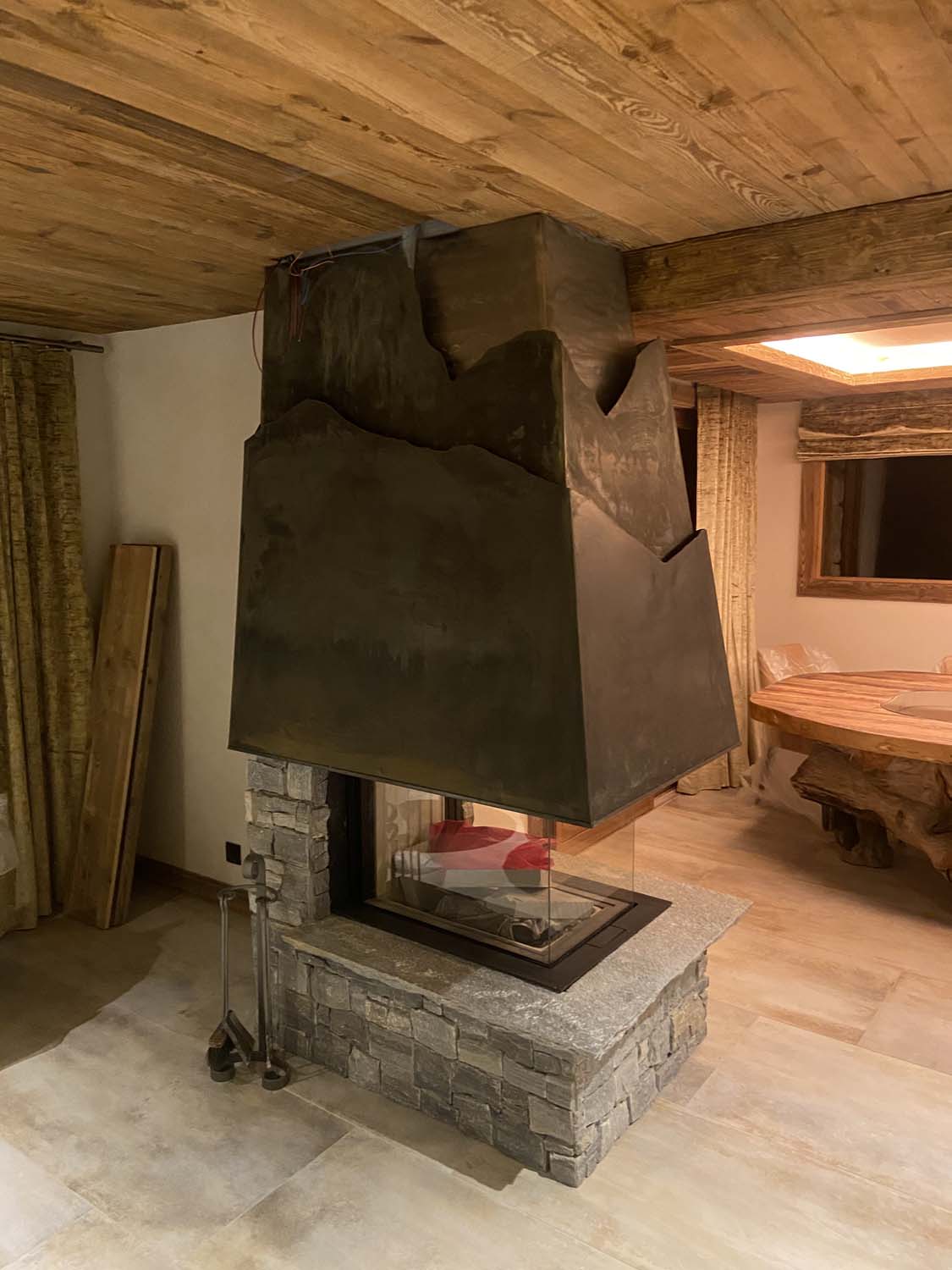 Photo de la structure d'une cheminée en ferronnerie d'art sur mesure