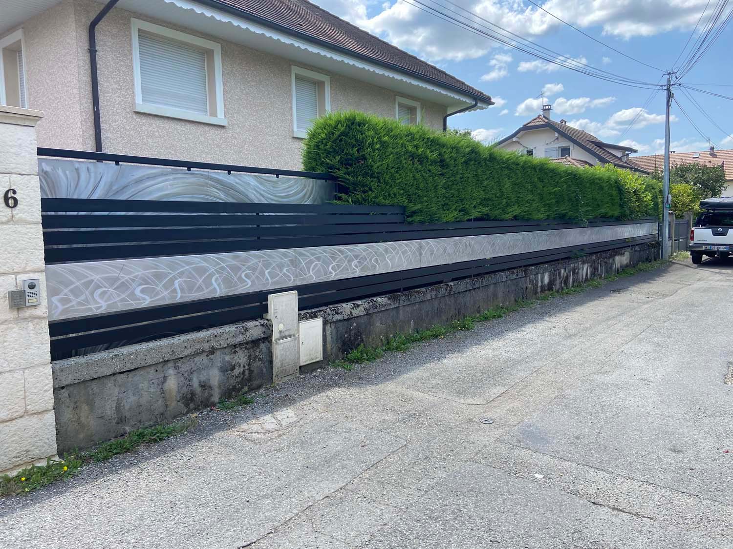Photo d'une barrière extérieur en métal